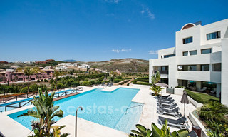 TEE 5 : Modern luxury first line golf apartments with stunning golf and sea views for sale in Marbella – Benahavis 24523 