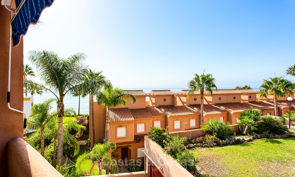Penthouse apartment for sale in a front-line beach complex in Estepona 24634
