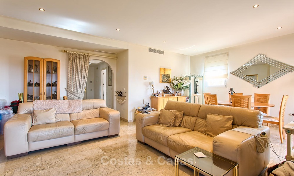 Penthouse apartment for sale in a front-line beach complex in Estepona 24635