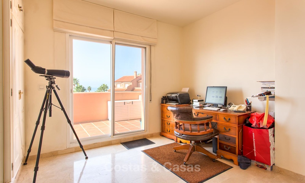 Penthouse apartment for sale in a front-line beach complex in Estepona 24642