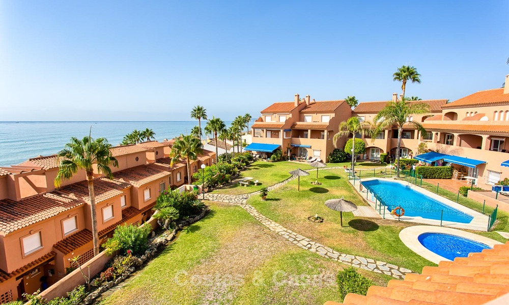 Penthouse apartment for sale in a front-line beach complex in Estepona 24647