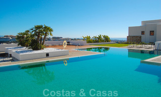 Alanda Los Flamingos Golf: Modern spacious luxury apartments with golf and sea views for sale in Marbella - Benahavis 24696 