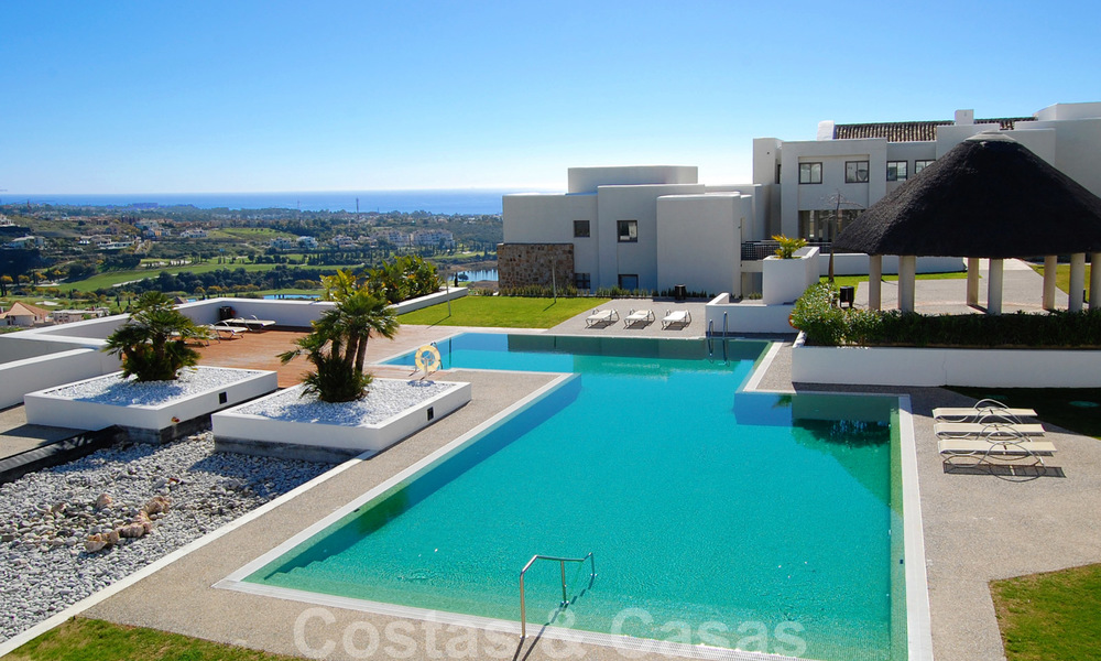 Alanda Los Flamingos Golf: Modern spacious luxury apartments with golf and sea views for sale in Marbella - Benahavis 24702
