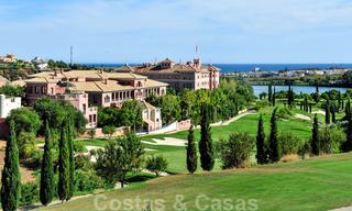 Alanda Los Flamingos Golf: Modern spacious luxury apartments with golf and sea views for sale in Marbella - Benahavis 24705 