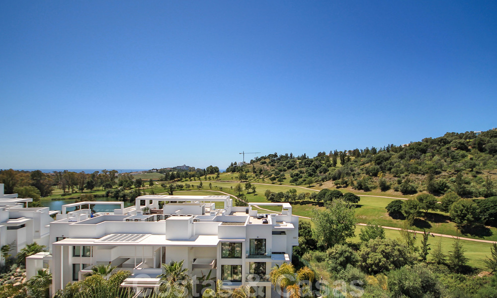 Modern penthouse apartment for sale overlooking the golf course and the Mediterranean Sea in Benahavis - Marbella 24869
