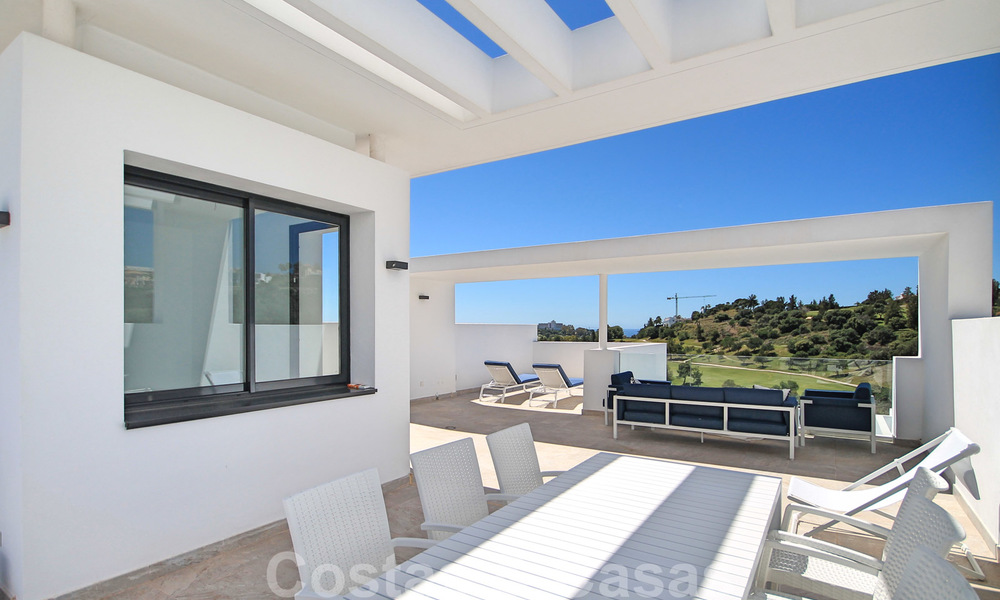 Modern penthouse apartment for sale overlooking the golf course and the Mediterranean Sea in Benahavis - Marbella 24871