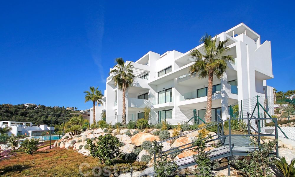 Modern apartment for sale overlooking the golf course in Benahavis - Marbella 24895