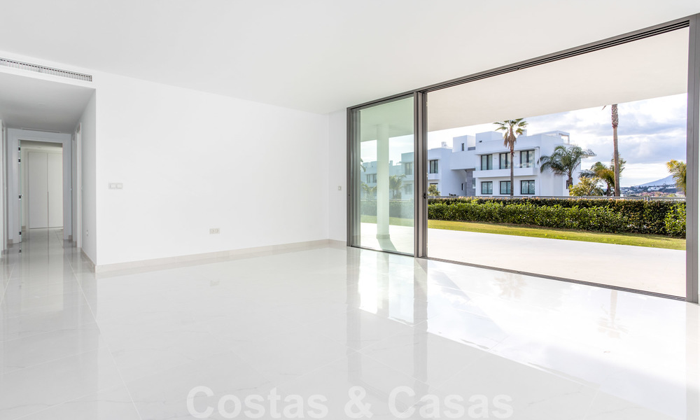 Modern design apartment for sale with spacious terrace and large garden, adjacent to the golf course in Marbella - Estepona 25394