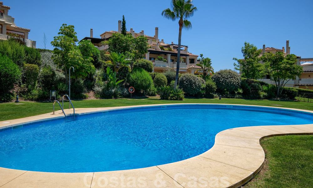 Spacious luxury apartments with a large terrace and panoramic views in a stylish complex surrounded by a golf course in Marbella - Benahavis 25157