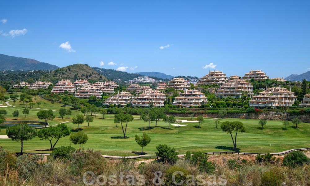 Spacious luxury apartments with a large terrace and panoramic views in a stylish complex surrounded by a golf course in Marbella - Benahavis 25159