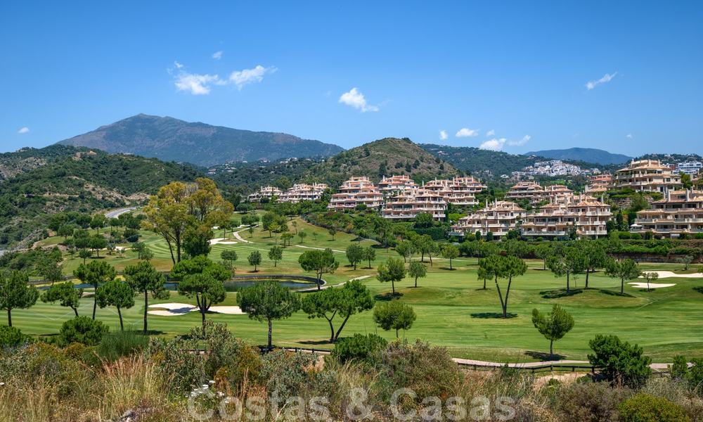 Spacious luxury apartments with a large terrace and panoramic views in a stylish complex surrounded by a golf course in Marbella - Benahavis 25163