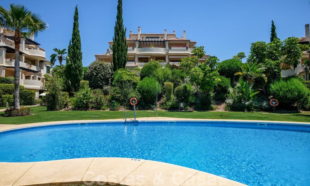 Spacious luxury apartments with a large terrace and panoramic views in a stylish complex surrounded by a golf course in Marbella - Benahavis 25167