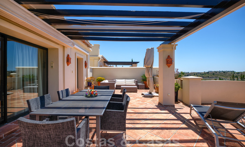 Spacious luxury apartments with a large terrace and panoramic views in a stylish complex surrounded by a golf course in Marbella - Benahavis 25170
