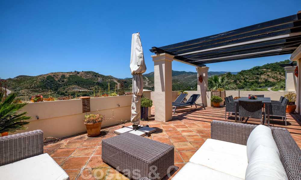 Spacious luxury apartments with a large terrace and panoramic views in a stylish complex surrounded by a golf course in Marbella - Benahavis 25171