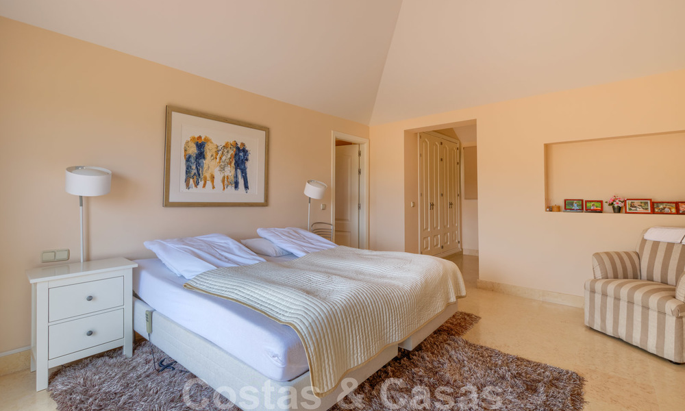 Spacious luxury apartments with a large terrace and panoramic views in a stylish complex surrounded by a golf course in Marbella - Benahavis 25184