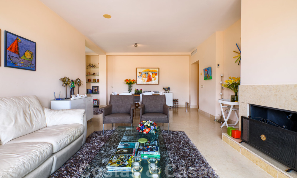Spacious luxury apartments with a large terrace and panoramic views in a stylish complex surrounded by a golf course in Marbella - Benahavis 25189