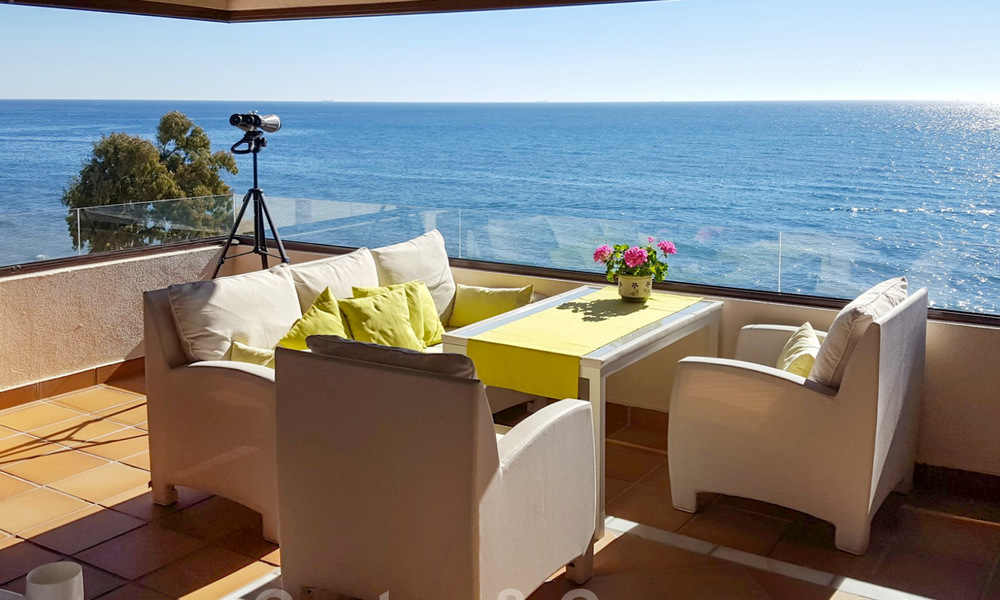 Opportunity! Modern apartment for sale on the first row of a frontline beach complex with open sea views between Marbella and Estepona 25516