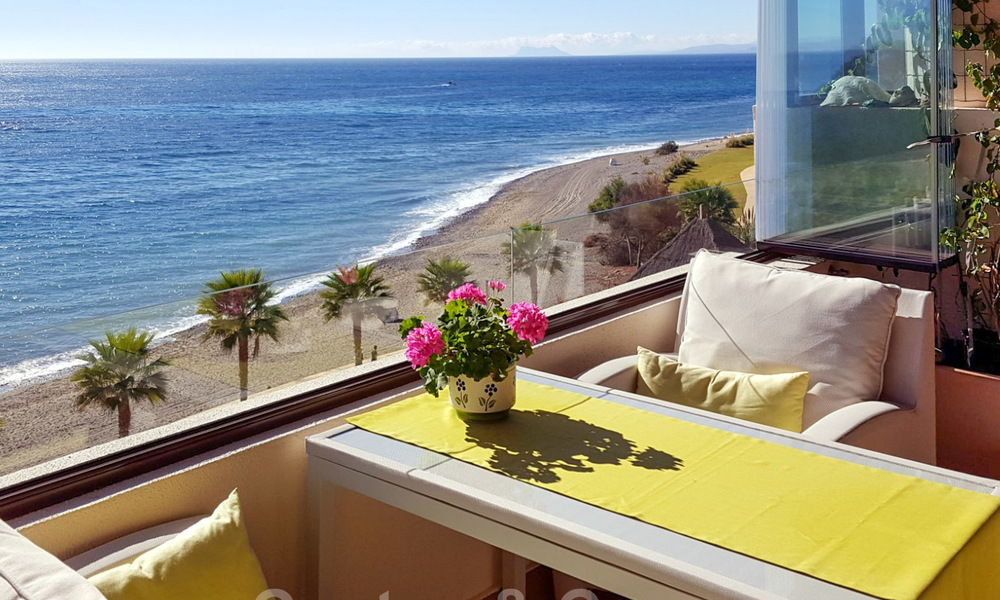 Opportunity! Modern apartment for sale on the first row of a frontline beach complex with open sea views between Marbella and Estepona 25518