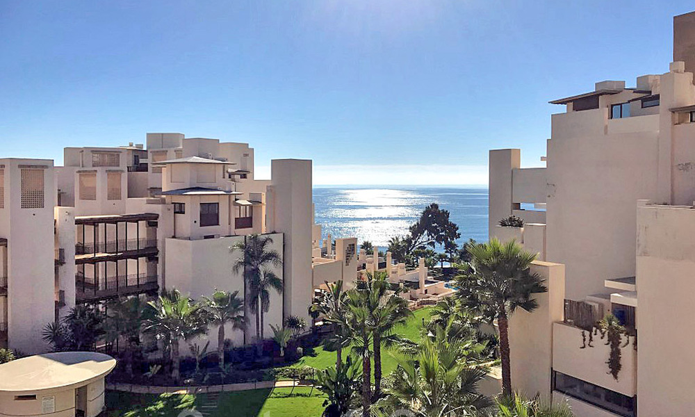 Modern apartment for sale in a front-line beach complex with sea views between Marbella and Estepona 25553