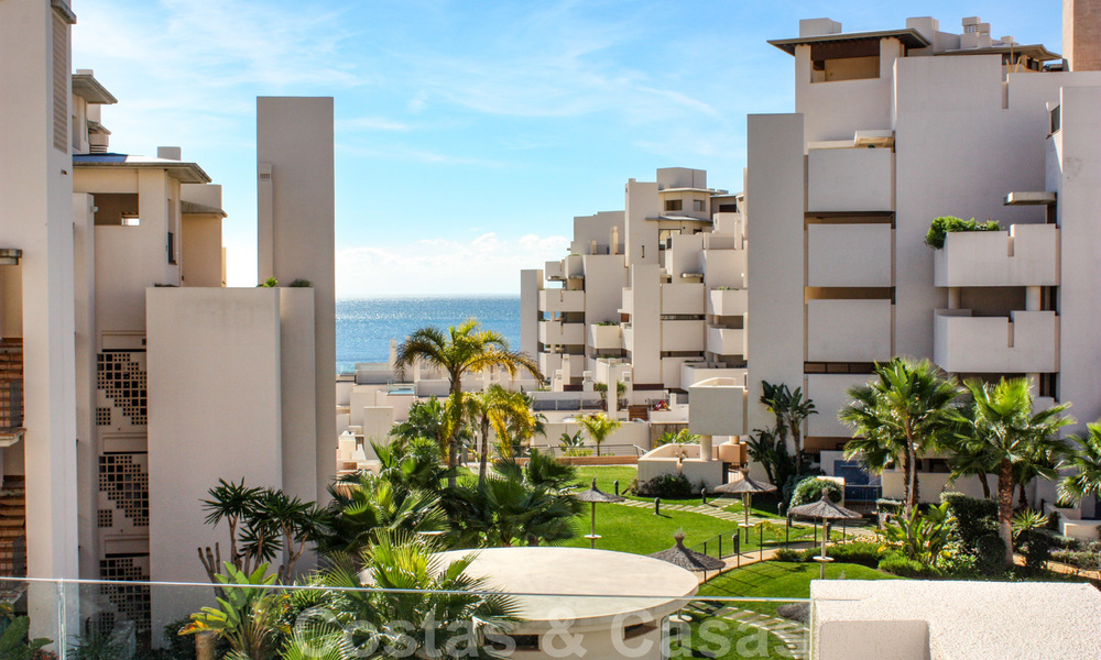 Modern apartment for sale in a frontline beach complex with sea views between Marbella and Estepona 25613