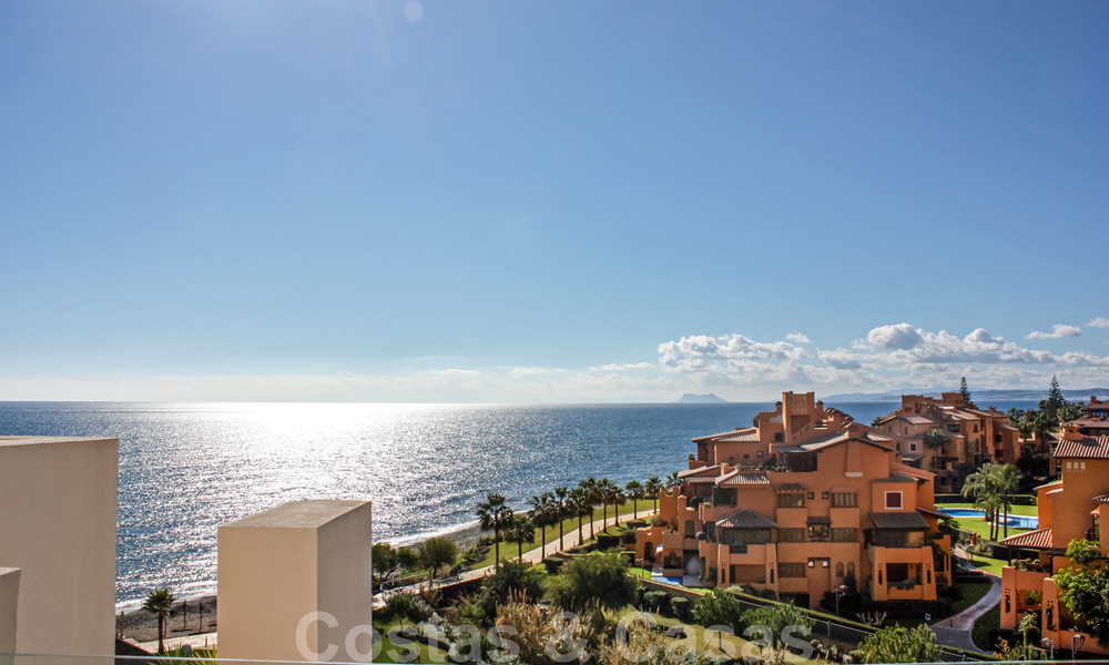 Modern penthouse for sale in a first line beach complex with private pool and panoramic views, between Marbella and Estepona 25706