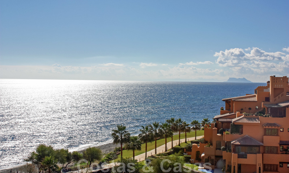 Modern penthouse for sale in a first line beach complex with private pool and panoramic views, between Marbella and Estepona 25708