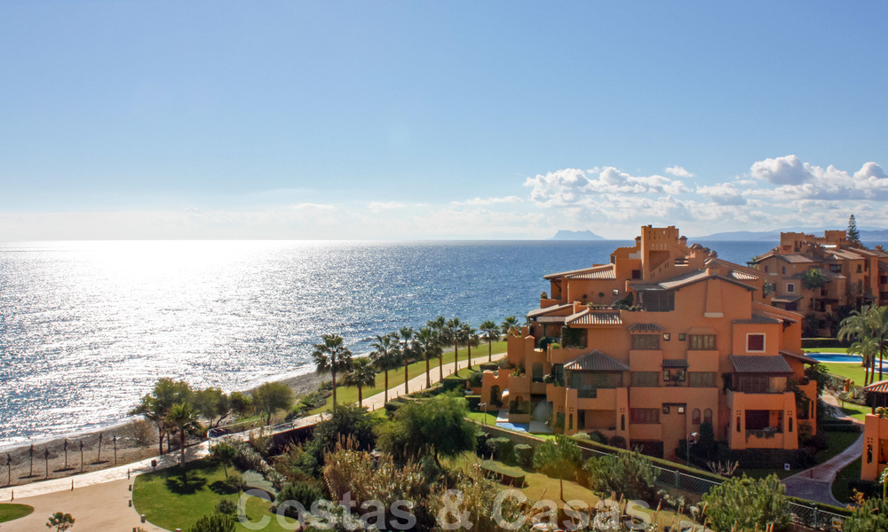 Modern penthouse for sale in a first line beach complex with private pool and panoramic views, between Marbella and Estepona 25709