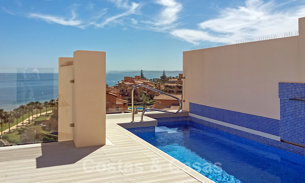 Modern penthouse for sale in a first line beach complex with private pool and panoramic views, between Marbella and Estepona 25721