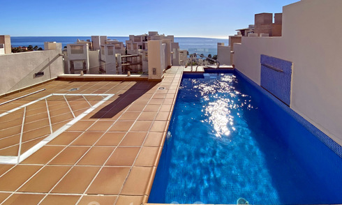 Modern penthouse for sale in a first line beach complex with private pool and sea views, between Marbella and Estepona 25768