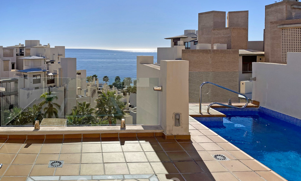 Modern penthouse for sale in a first line beach complex with private pool and sea views, between Marbella and Estepona 25769