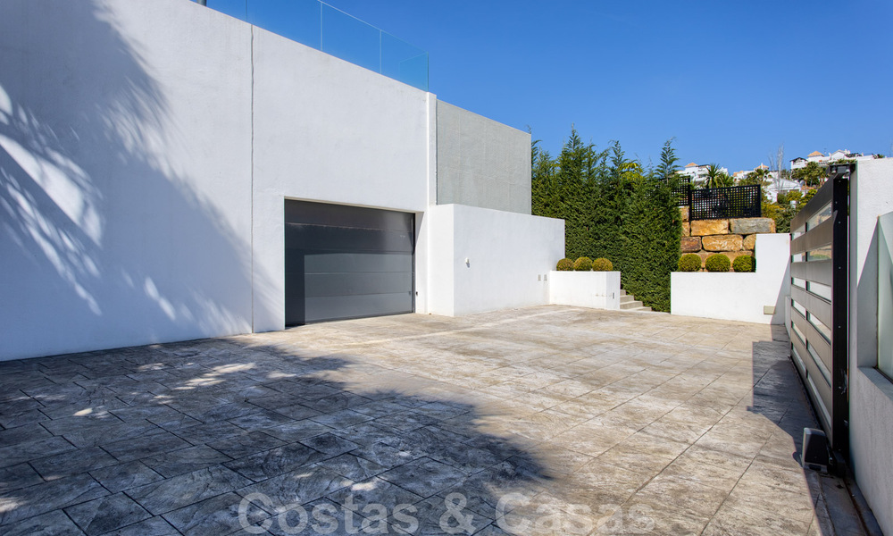 Ready to move in new modern luxury villa for sale, located directly on the golf course in Marbella - Benahavis 35408