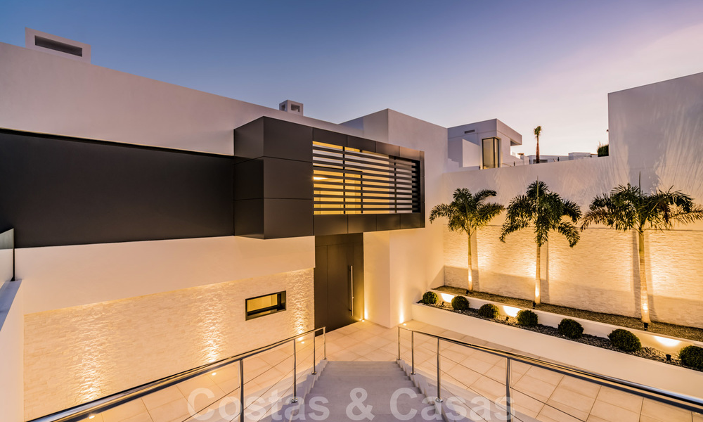 Ready to move in new luxury villa for sale, designed under a symmetrical architecture with modern lines, with golf and sea views in Marbella - Benahavis 36569