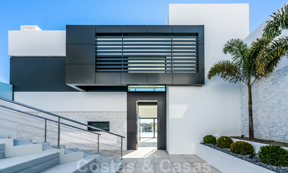 Ready to move in new luxury villa for sale, designed under a symmetrical architecture with modern lines, with golf and sea views in Marbella - Benahavis 36574