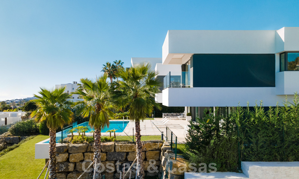 Ready to move in new luxury villa for sale, designed under a symmetrical architecture with modern lines, with golf and sea views in Marbella - Benahavis 36577