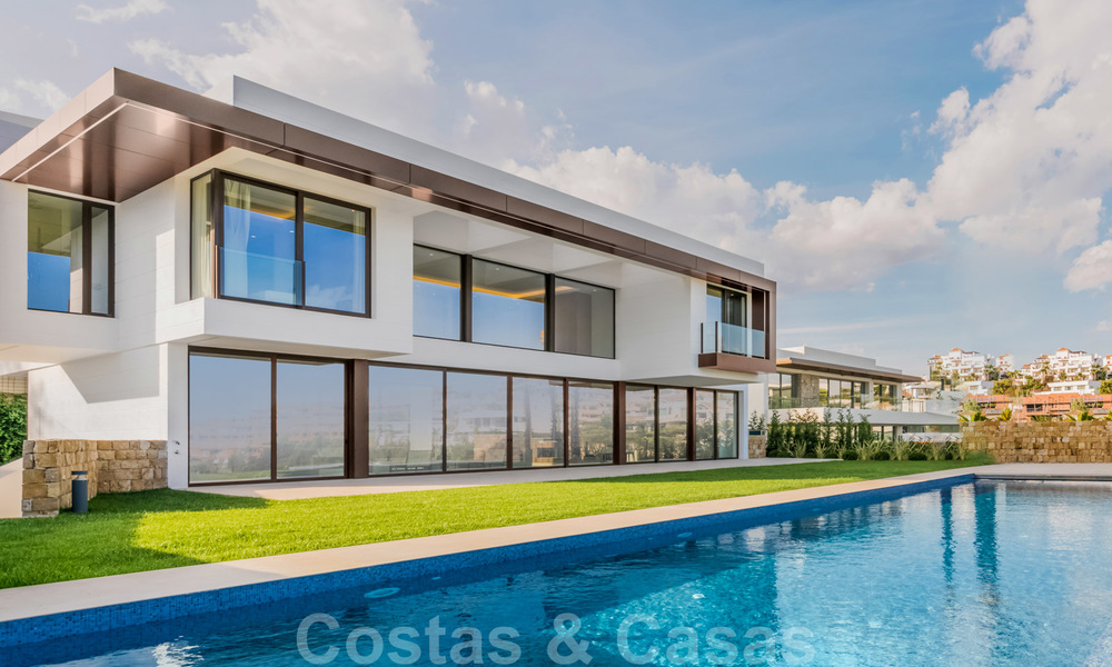 Ready to move in new, modern spacious luxury villa for sale, located directly on the golf course in Marbella - Benahavis 25923
