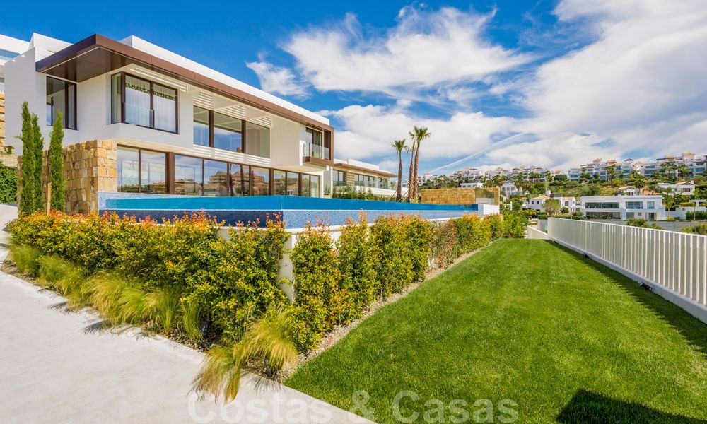 Ready to move in new, modern spacious luxury villa for sale, located directly on the golf course in Marbella - Benahavis 25939
