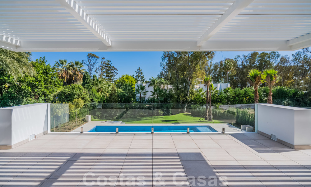 Move in ready, modern beachside villa for sale in the prestigious Guadalmina Baja in Marbella 26067