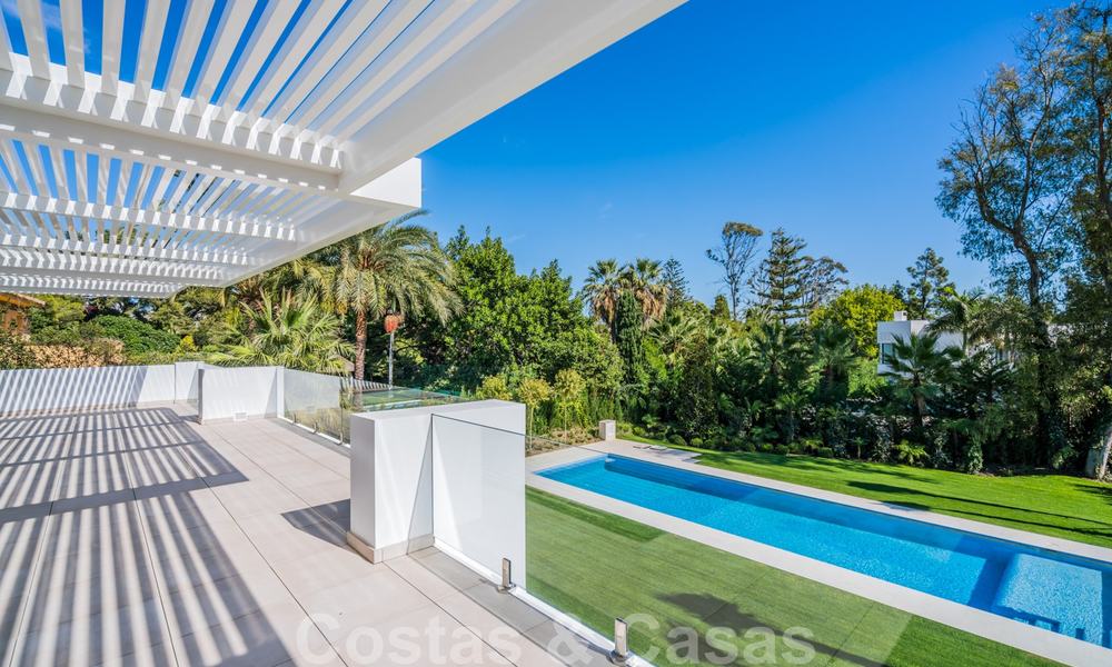 Move in ready, modern beachside villa for sale in the prestigious Guadalmina Baja in Marbella 26068