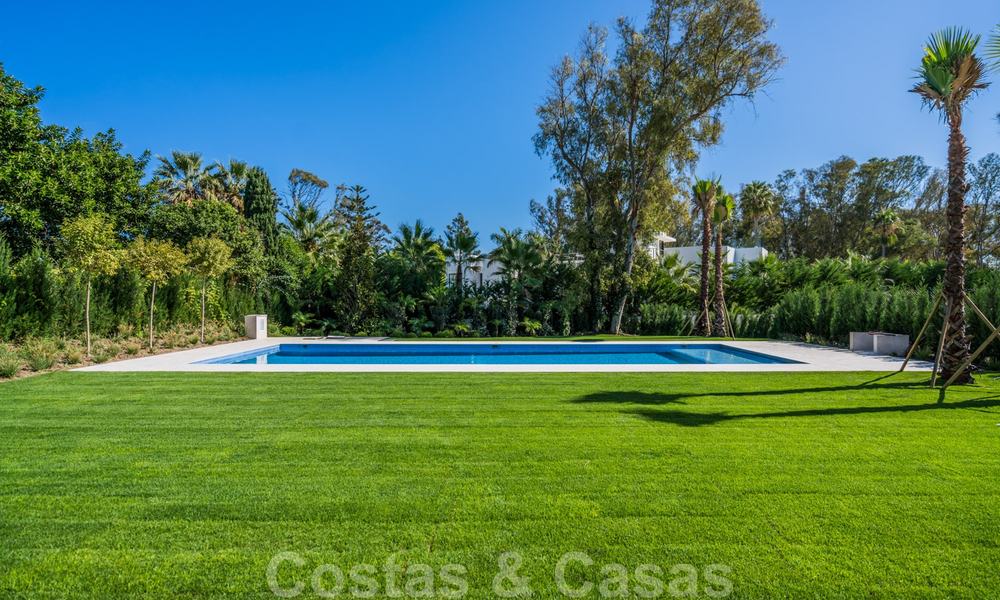 Move in ready, modern beachside villa for sale in the prestigious Guadalmina Baja in Marbella 26069