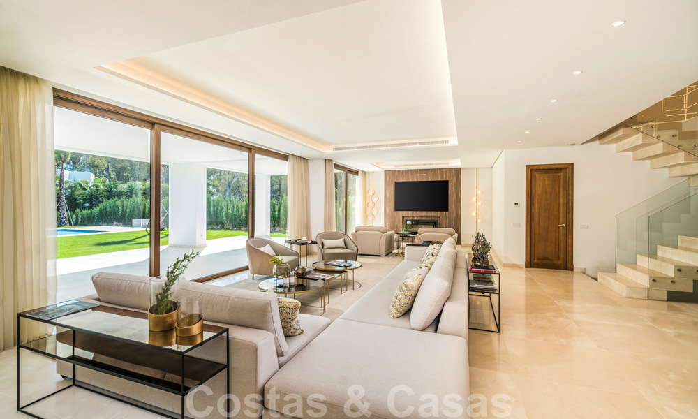 Move in ready, modern beachside villa for sale in the prestigious Guadalmina Baja in Marbella 26071