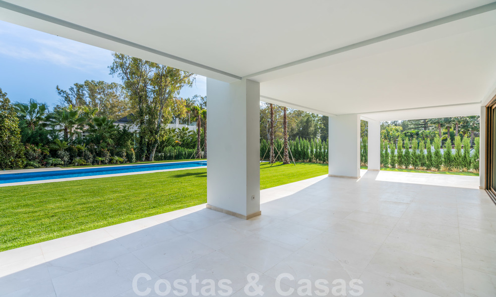 Move in ready, modern beachside villa for sale in the prestigious Guadalmina Baja in Marbella 26086
