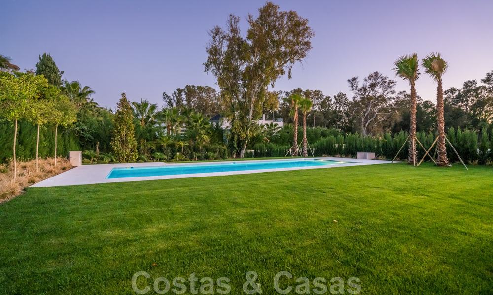 Move in ready, modern beachside villa for sale in the prestigious Guadalmina Baja in Marbella 26102