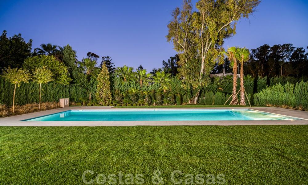Move in ready, modern beachside villa for sale in the prestigious Guadalmina Baja in Marbella 26105