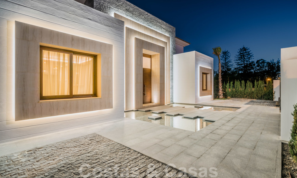 Move in ready, modern beachside villa for sale in the prestigious Guadalmina Baja in Marbella 26106