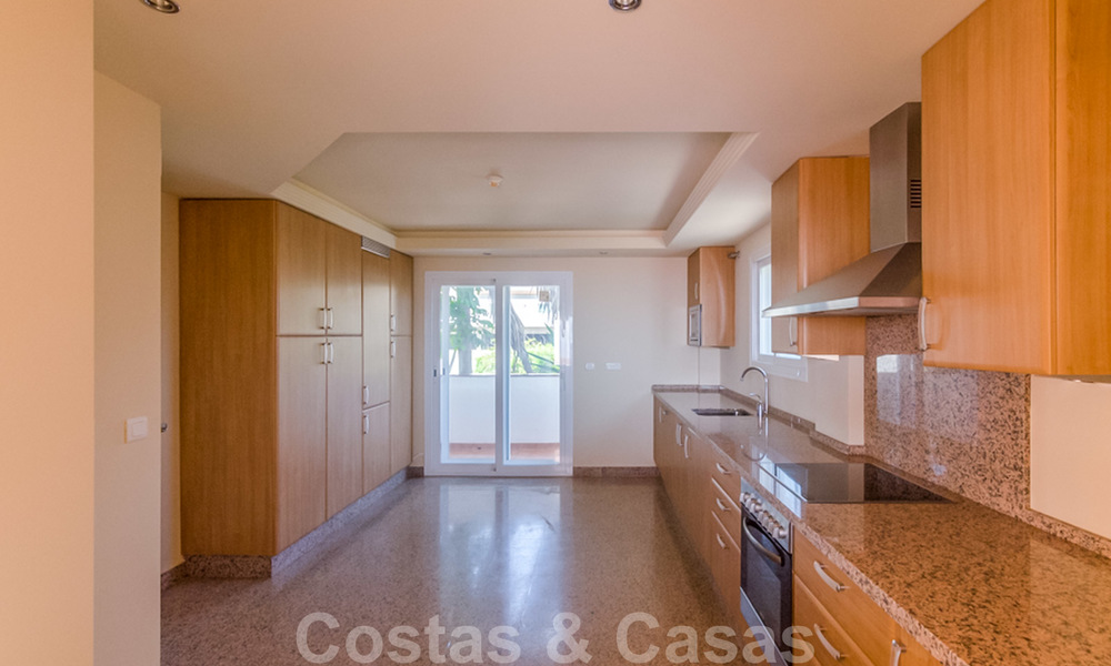 Penthouse apartment for sale, first line beach with panoramic sea view in Estepona 26170