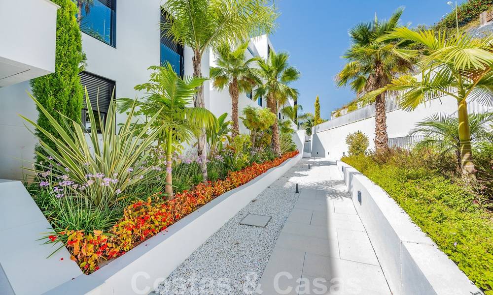 Greatly reduced in price. Spacious modern luxury apartment for sale with sea views and ready to move in, Nueva Andalucia, Marbella 26920