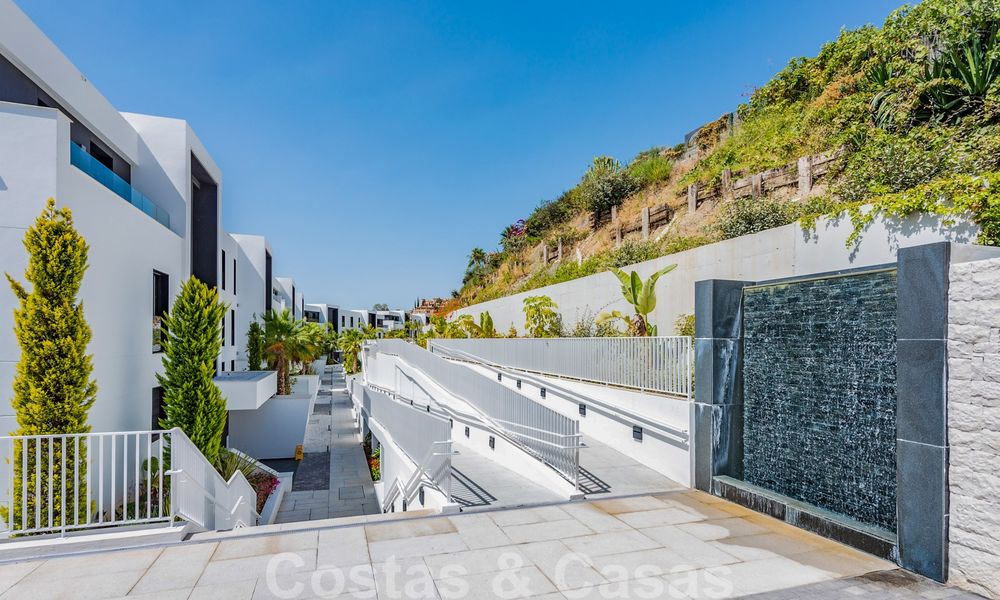 Greatly reduced in price. Spacious modern luxury apartment for sale with sea views and ready to move in, Nueva Andalucia, Marbella 26924
