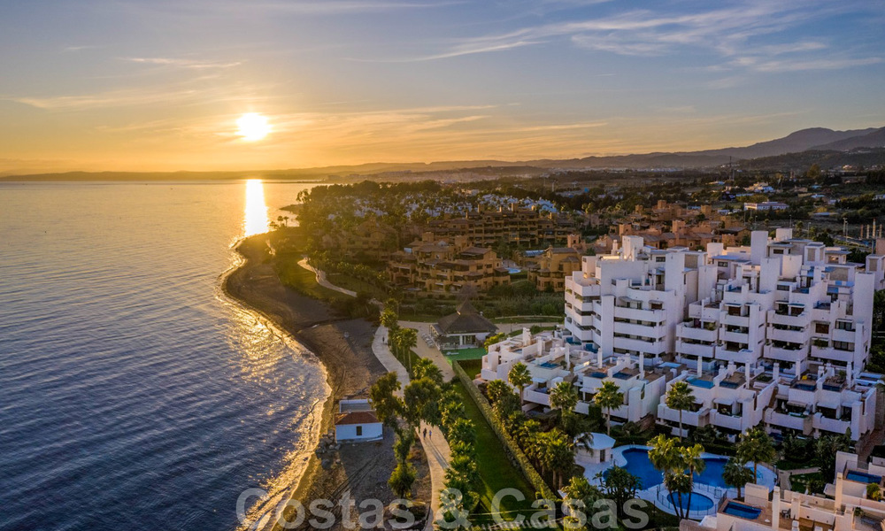 Modern apartment for sale on the first row of a beachfront complex with open sea views located between Marbella and Estepona 27017
