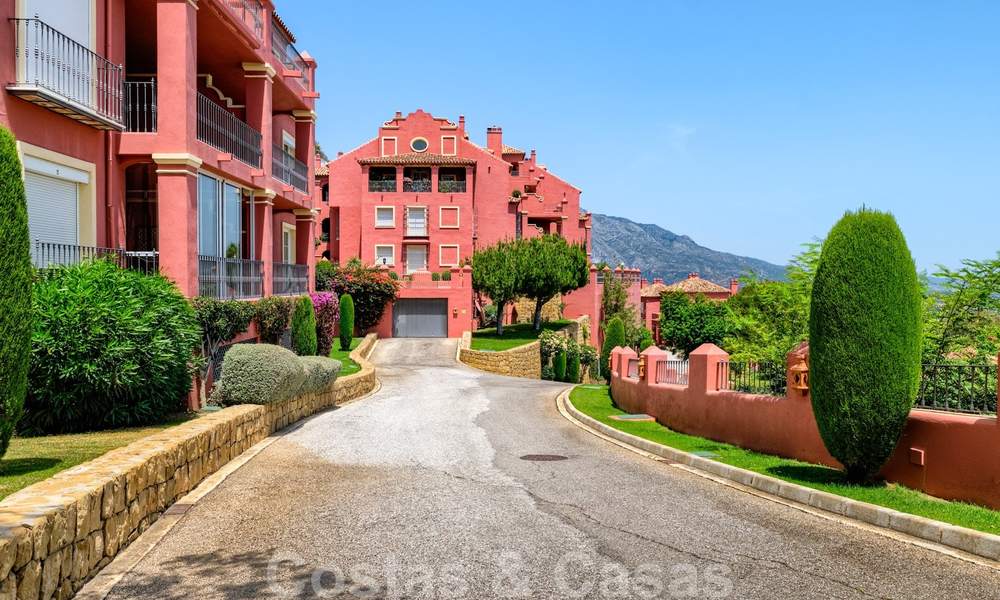 Spacious apartment with a large terrace and private garden with panoramic views of the coast and the sea in Benahavis - Marbella 27125
