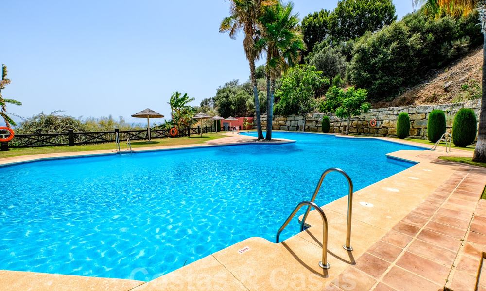 Ready to move into, spacious apartment with panoramic views of the coast and the Mediterranean Sea in Benahavis - Marbella 27131